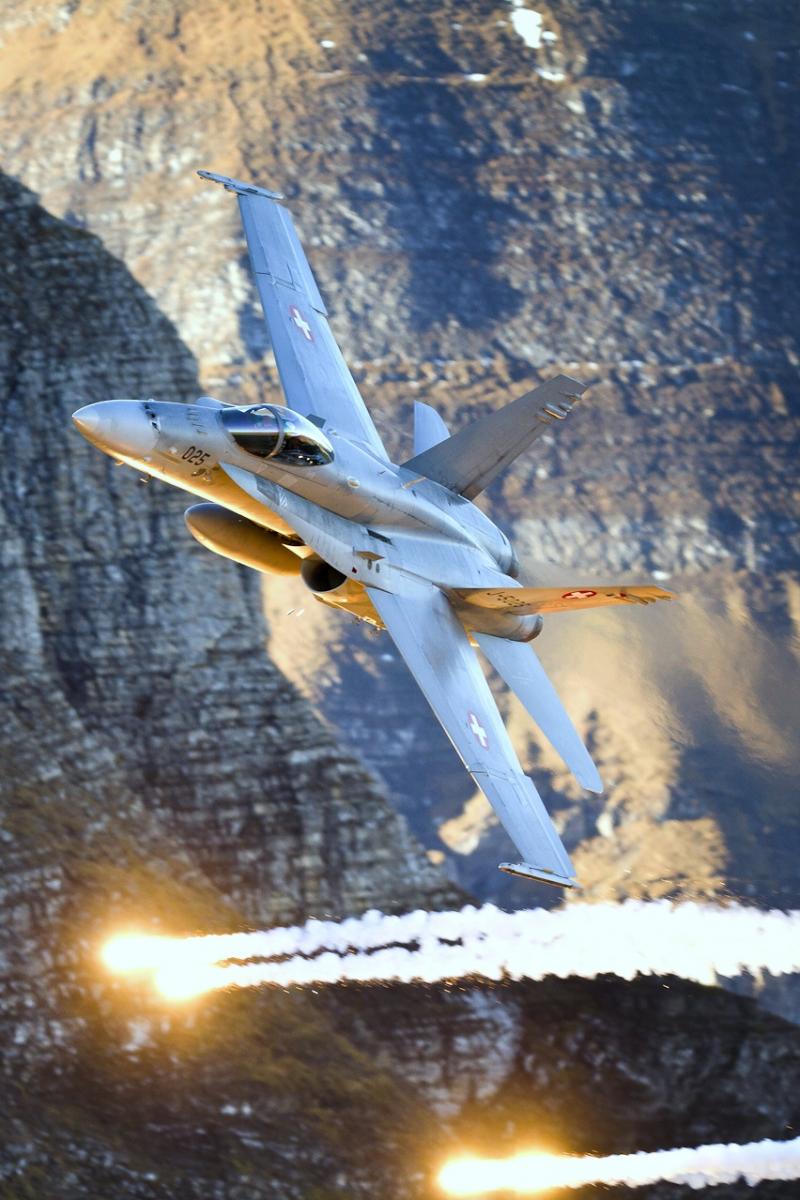 F-18 tra le Alpi