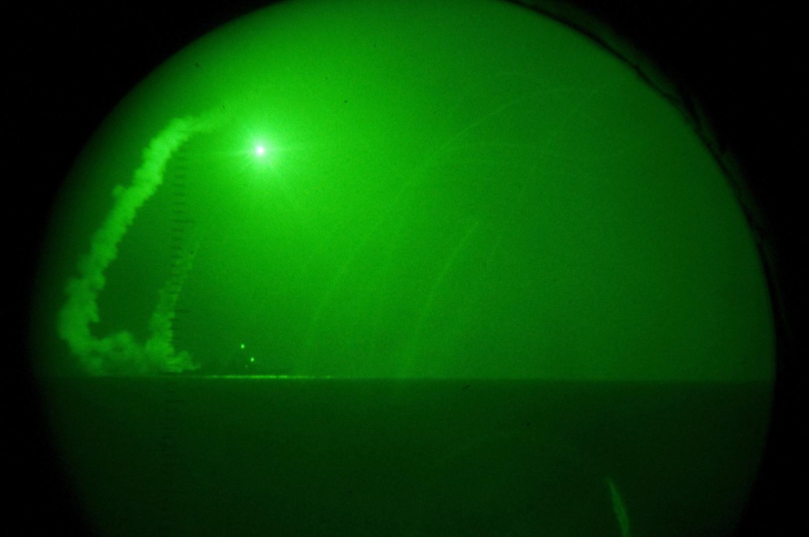 Lancio di un missile Tomahawk da USS Barry (nightvision)