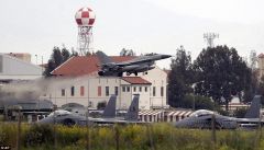 F-16 Danese in decollo.