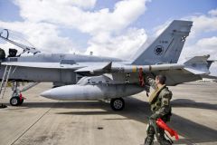 Maggiori informazioni su "Spanish F-18 Fighters refuel on Naval Air Station Sigonella, Italy, March 22, 2011."