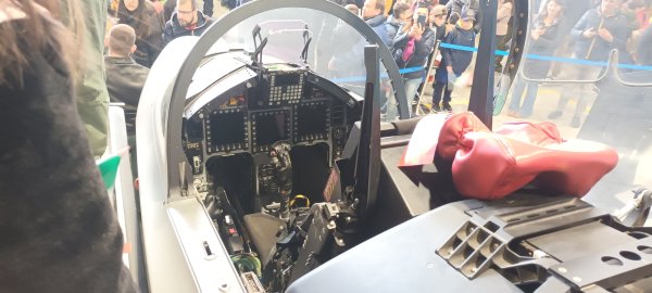 Cockpit anteriore T-346